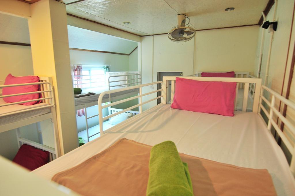October Hostel Phi Phi Don Room photo